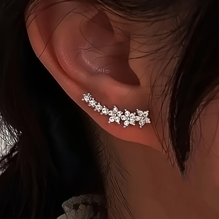 Pendientes florales de pedrería, tono plata, diseño en cascada