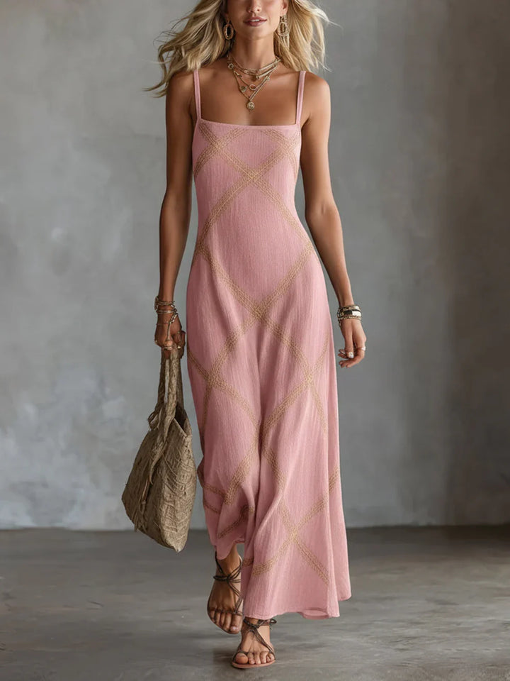Vestido maxi rosa con escote cuadrado y patrón geométrico dorado