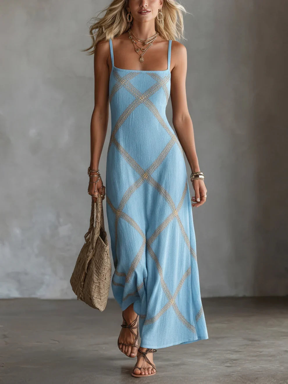 Vestido maxi azul claro con tirantes finos y patrón geométrico dorado