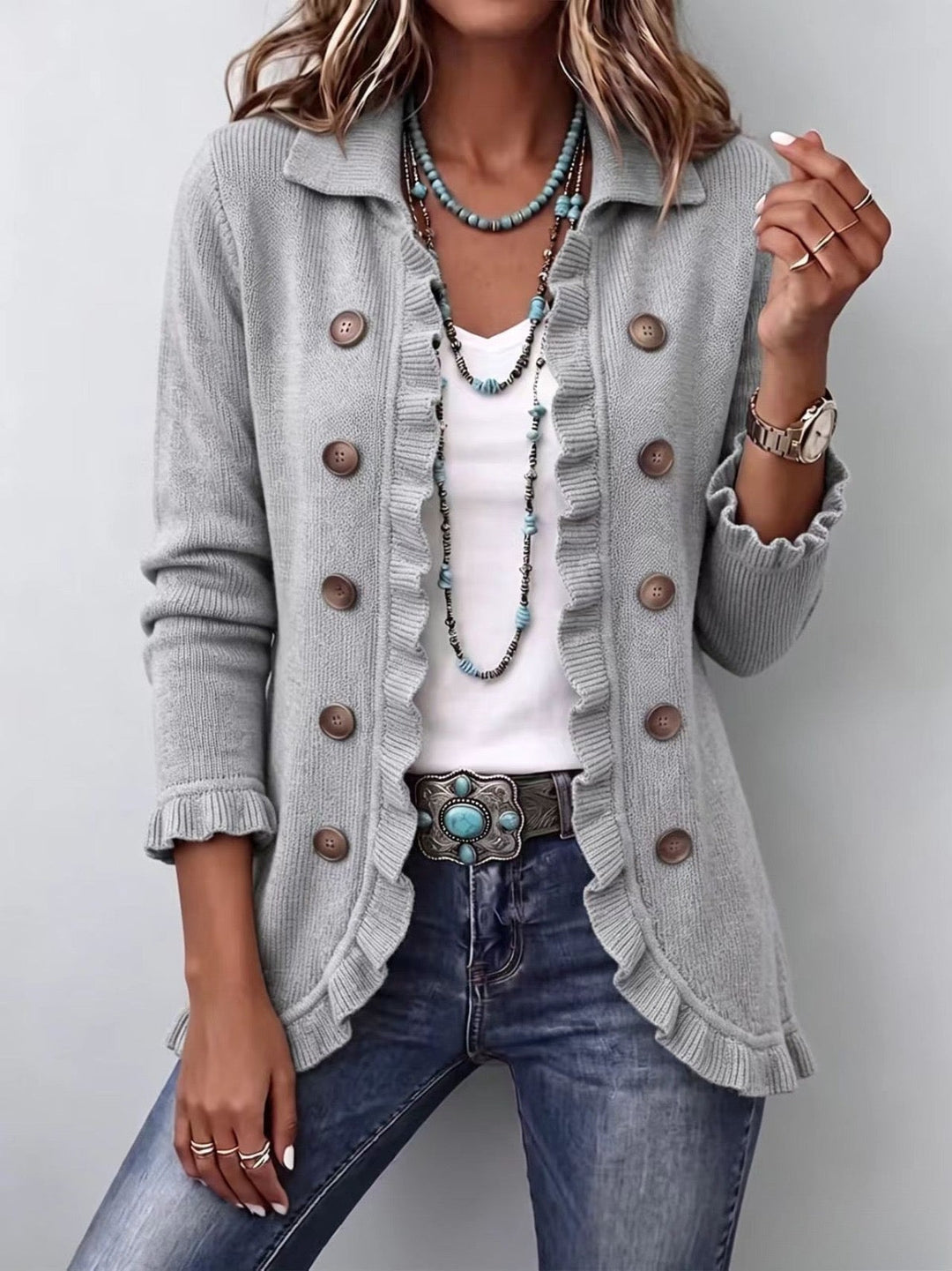 Chaqueta de punto gris jaspeado con volantes, botones grandes y manga larga