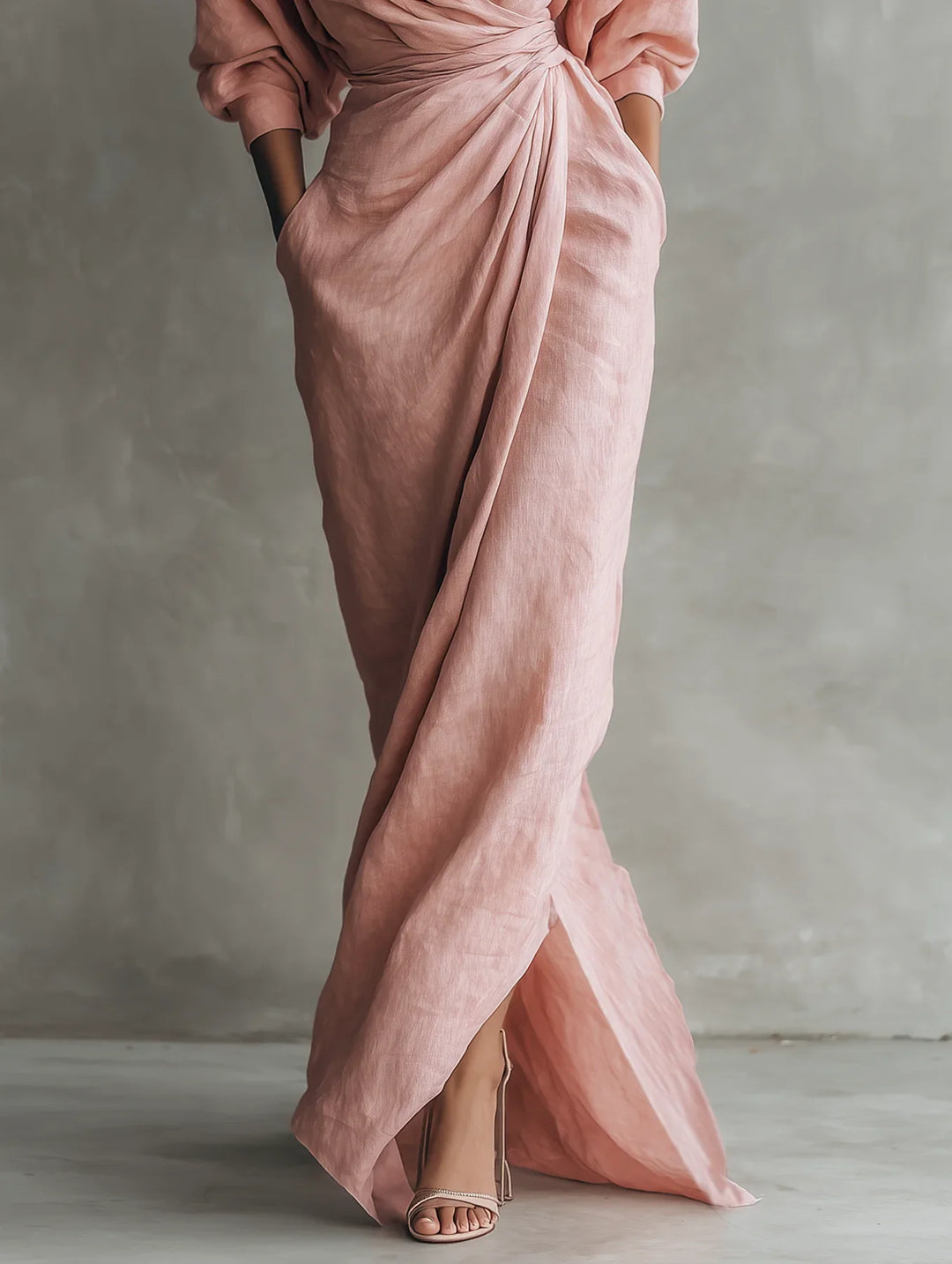 Vestido maxi rosa con abertura lateral amplia y fruncido en la cintura