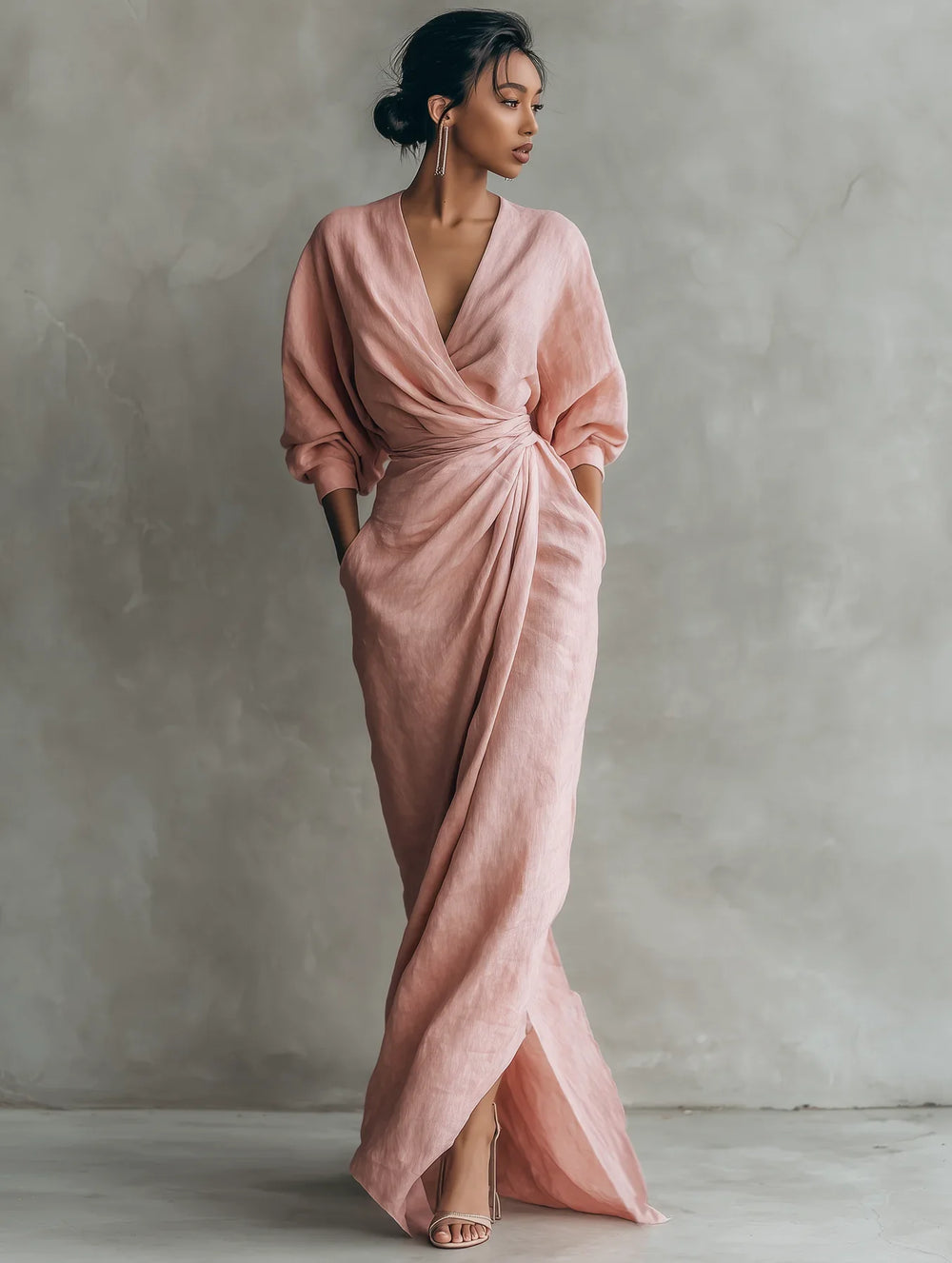 Vestido maxi rosa con escote en V, drapeado anudado y abertura lateral