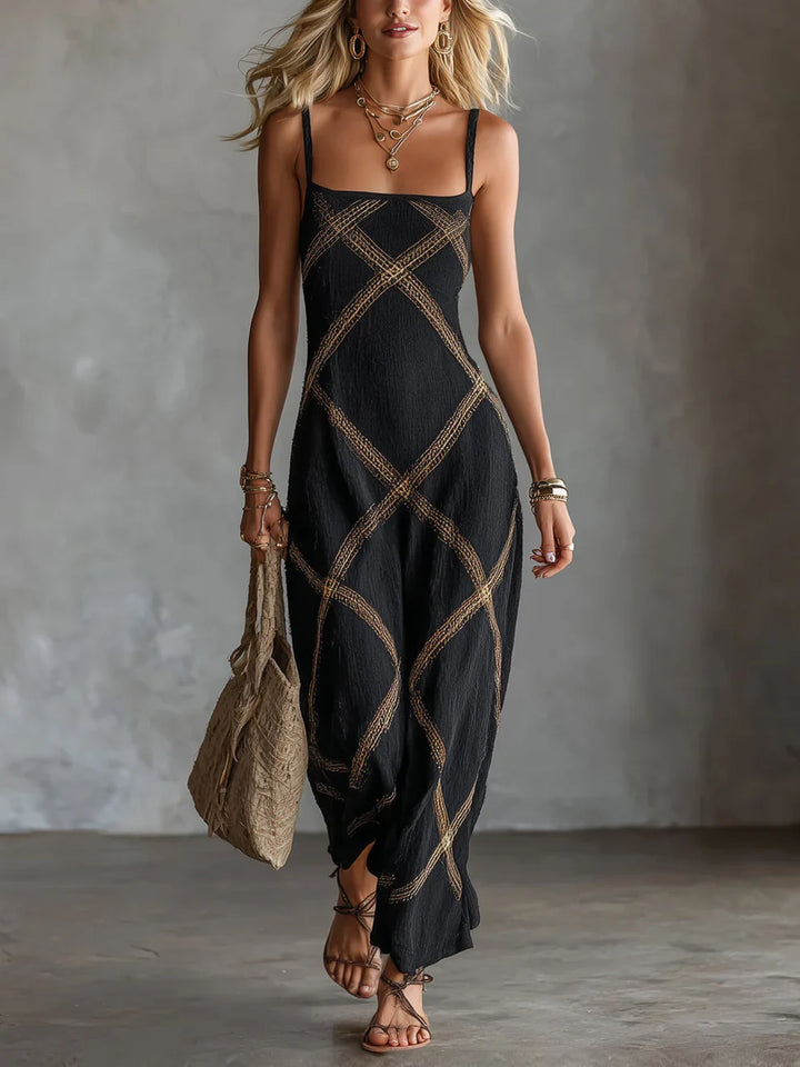 Vestido maxi negro con tirantes finos y patrón geométrico dorado en diagonales