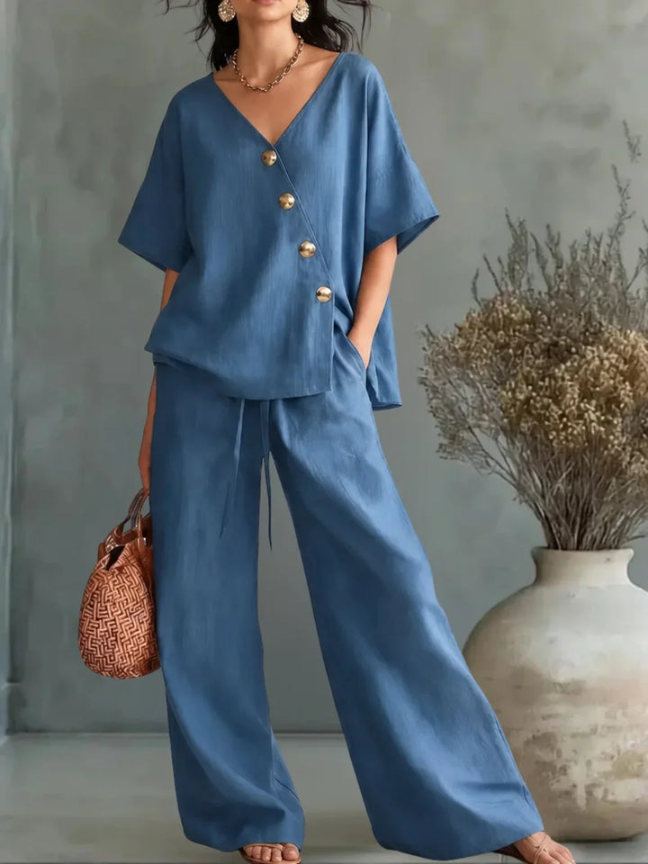 Conjunto azul: blusa con escote V y botones dorados, y pantalón ancho.