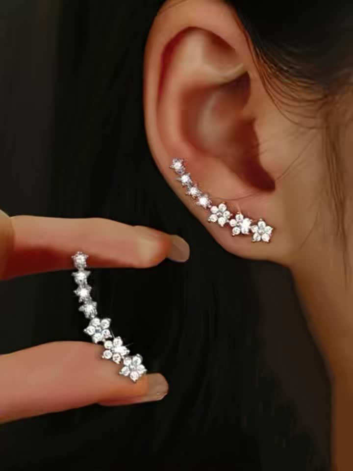 Pendientes florales curvos con circonitas, acabado plateado