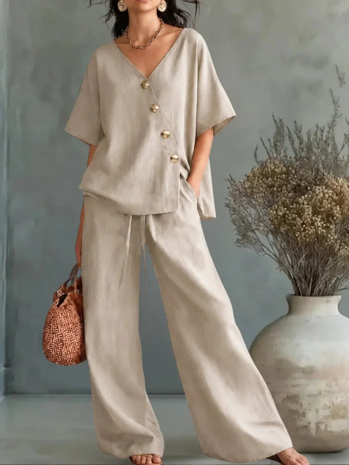 Conjunto beige: blusa con escote V y botones dorados, y pantalón ancho.