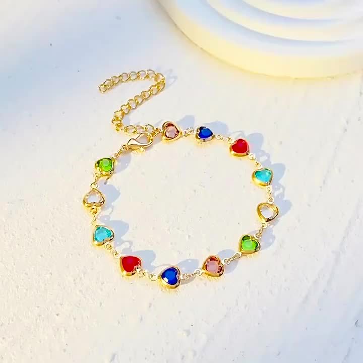 Pulsera de corazones multicolor con cadena dorada y dijes de colores