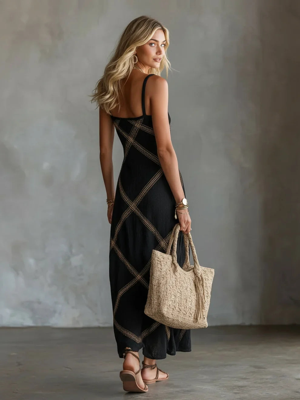 Vestido maxi negro con tirantes finos y patrón geométrico dorado, vista lateral