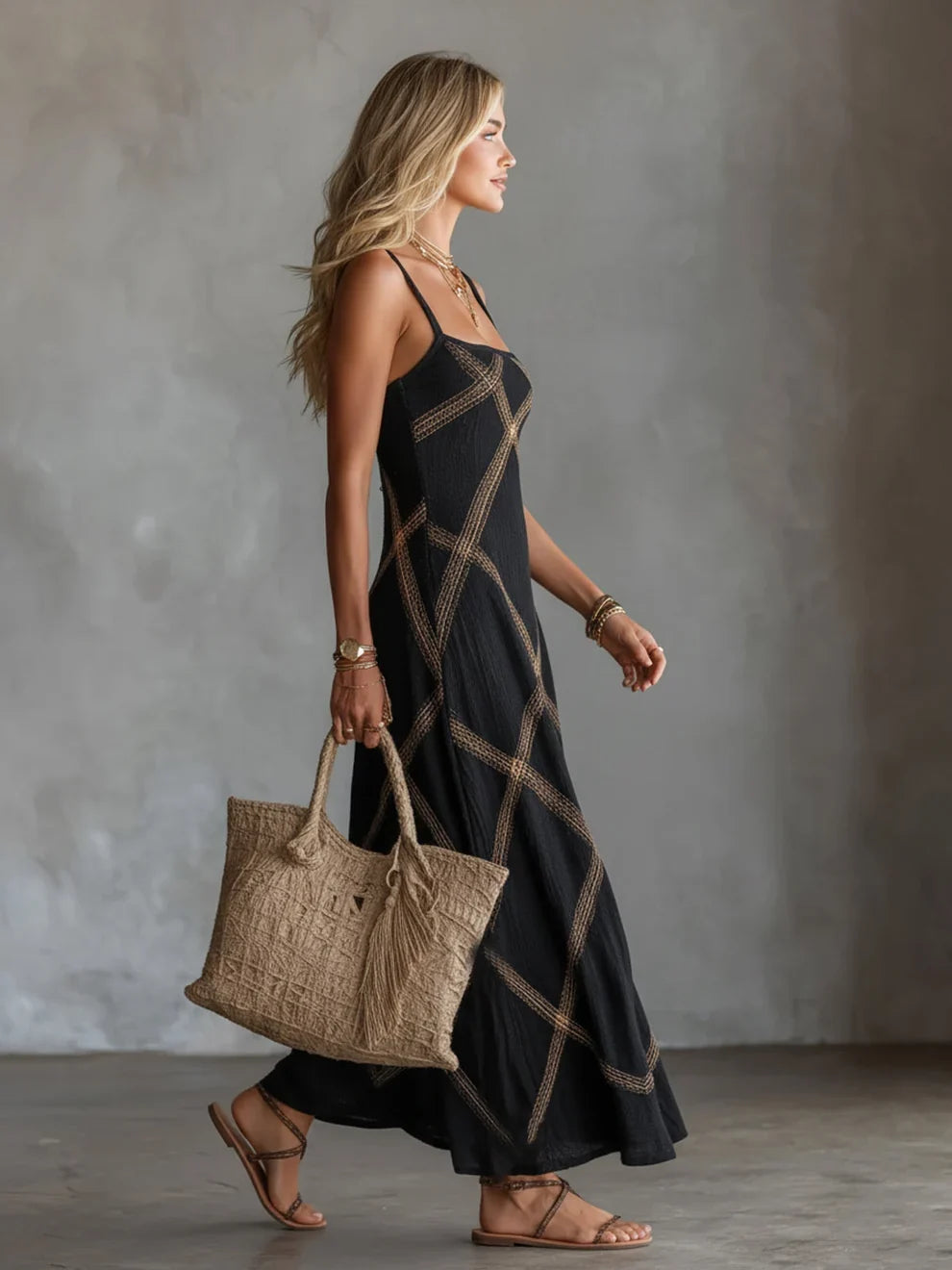 Vestido maxi negro con tirantes finos y patrón geométrico dorado, largo hasta el tobillo