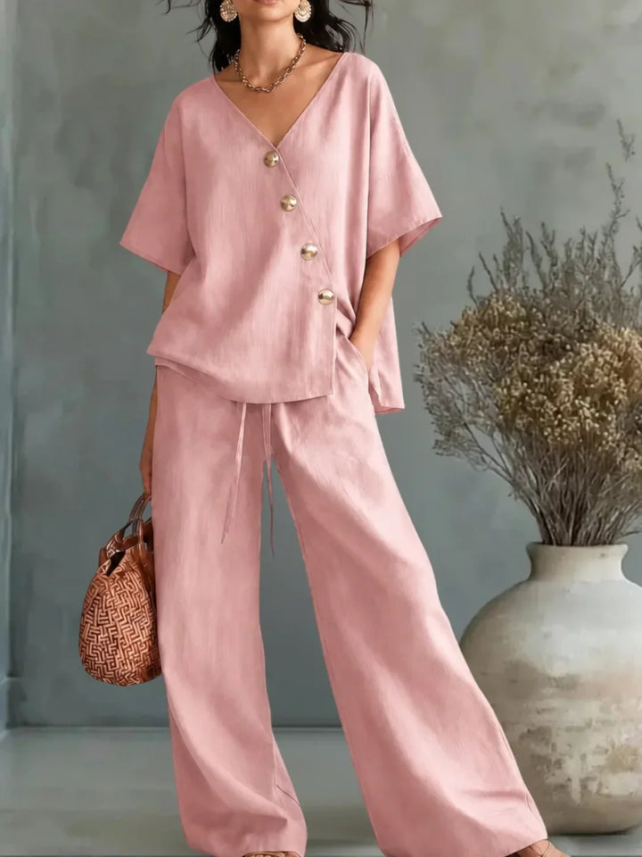 Conjunto rosa: blusa con escote V y botones dorados, y pantalón ancho.