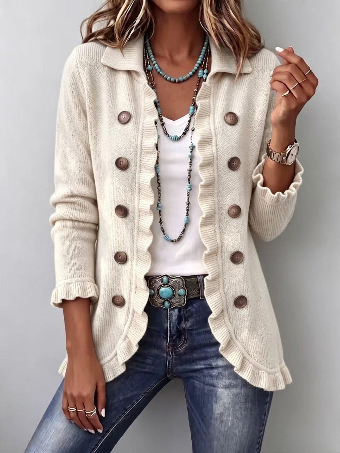Chaqueta de punto marfil con volantes y botones grandes marrones, manga larga