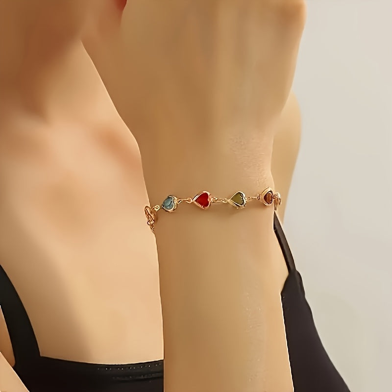 Pulsera de corazones multicolor con cadena dorada en el tobillo