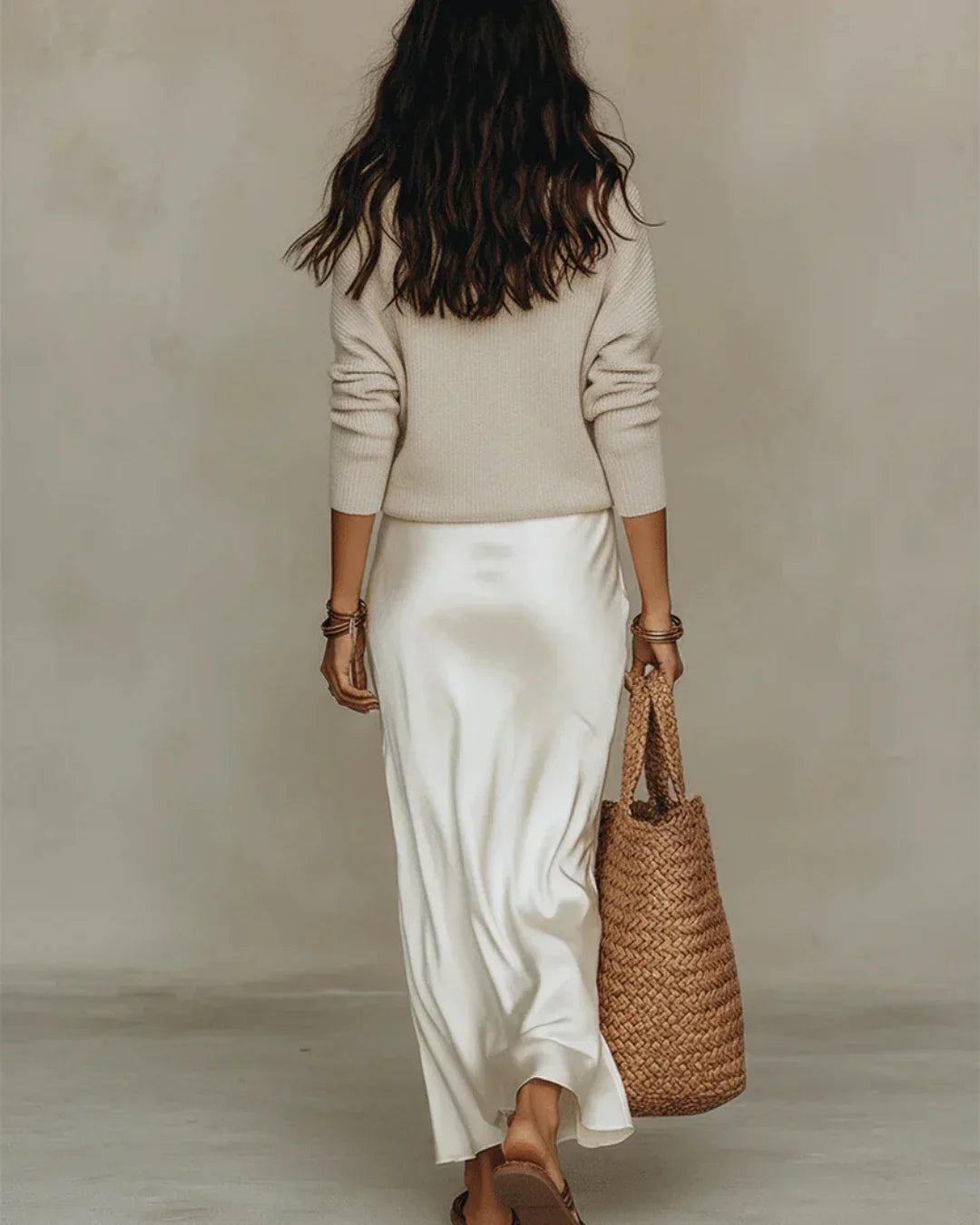 Vestido midi de satén blanco con parte superior de jersey beige y caída larga