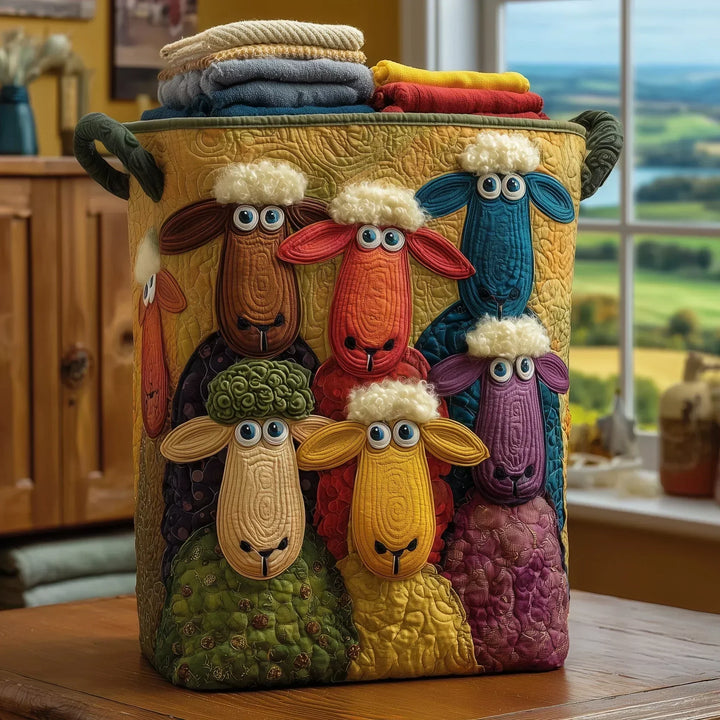 Cesta acolchada con caballos ilustrados y ovejas, patchwork multicolor y tejido grueso.