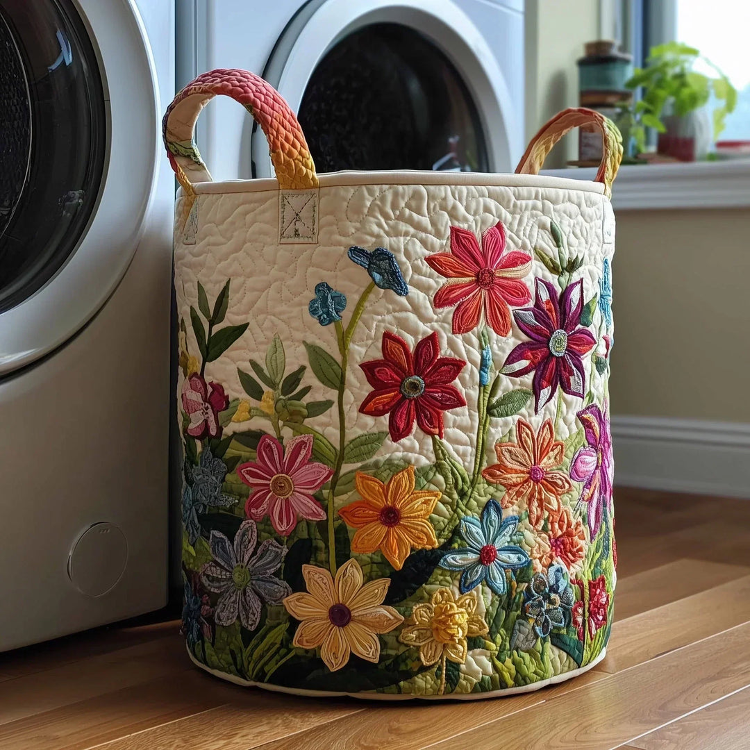 Cesta acolchada con flores bordadas multicolor y hojas, asas trenzadas.