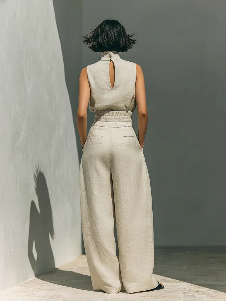 Conjunto de algodón y lino caqui, vista trasera: blusa sin mangas y pantalón ancho.