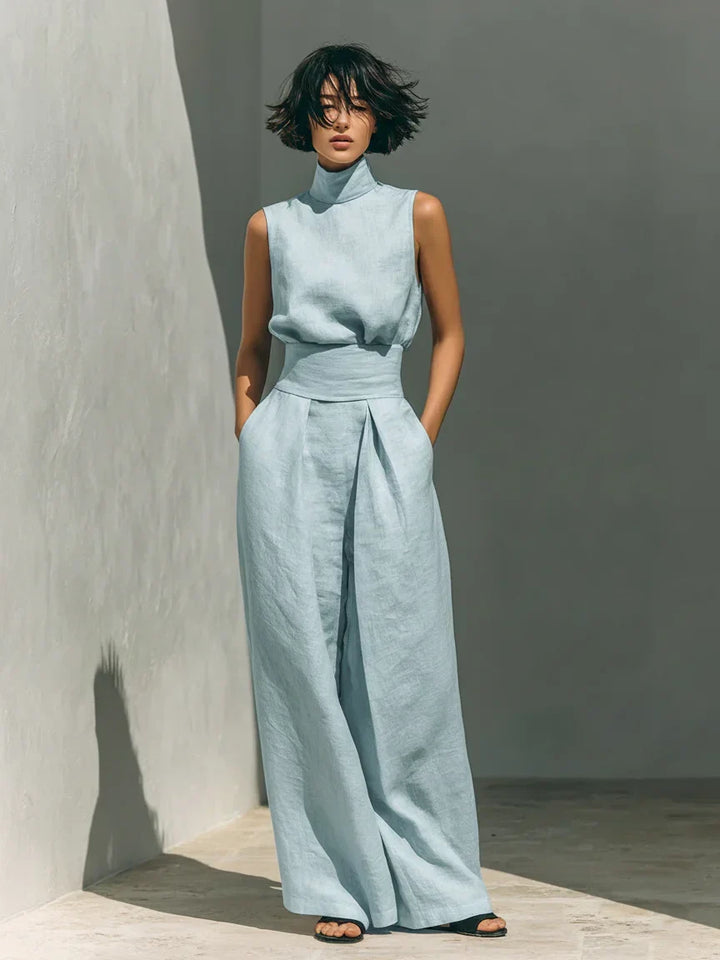 Conjunto de algodón y lino azul claro: blusa sin mangas y pantalón largo de pernera ancha.