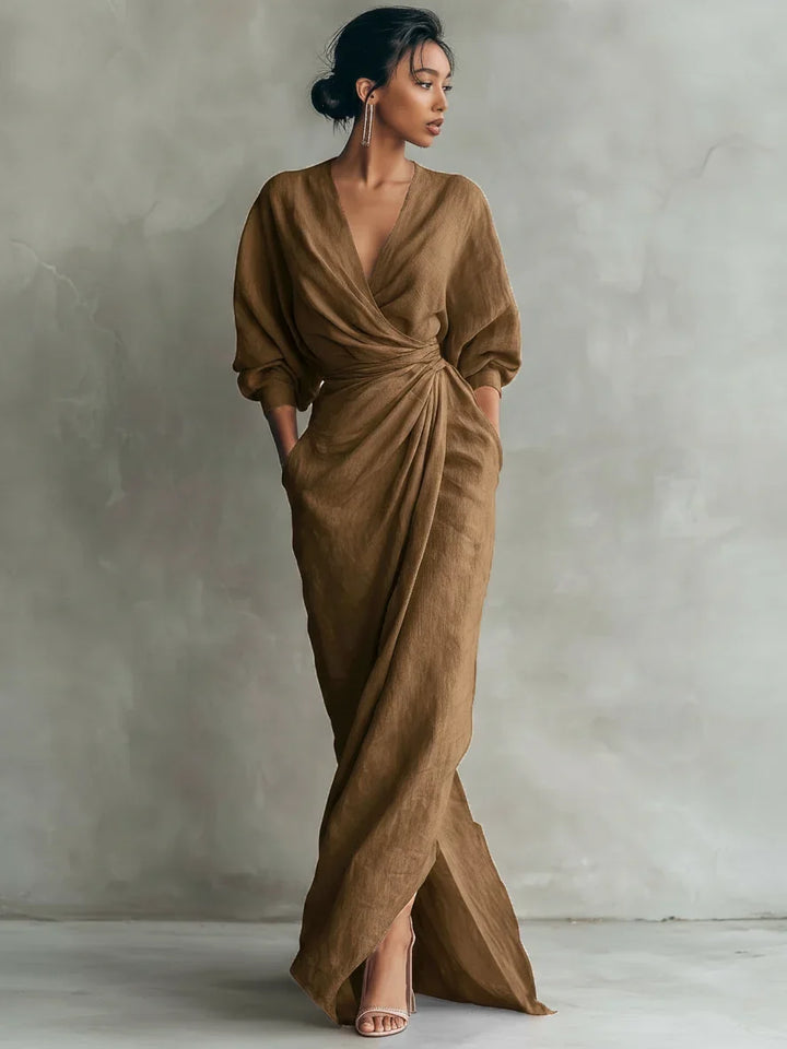 Vestido maxi marrón con escote en V, drapeado anudado y abertura lateral