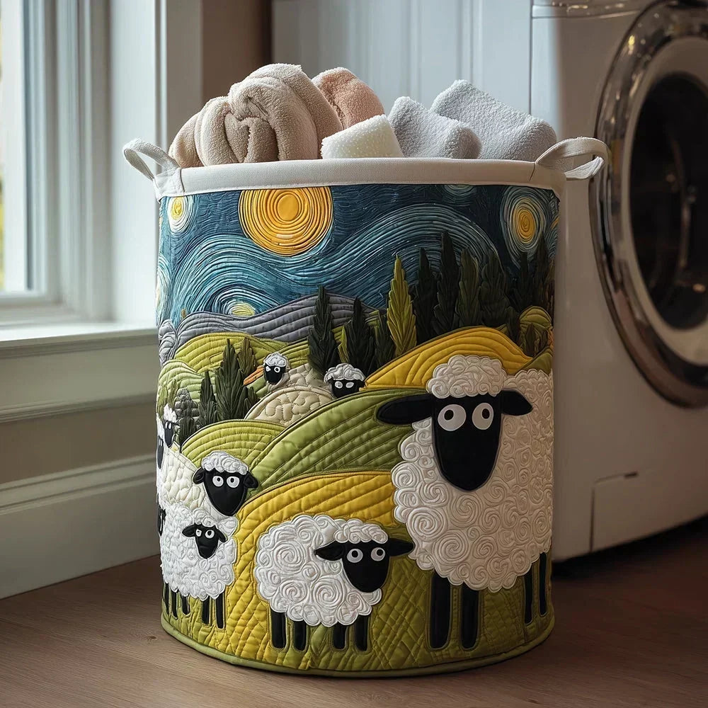 Cesta acolchada con ovejas y paisaje, diseño tipo patchwork en tonos azules y verdes.