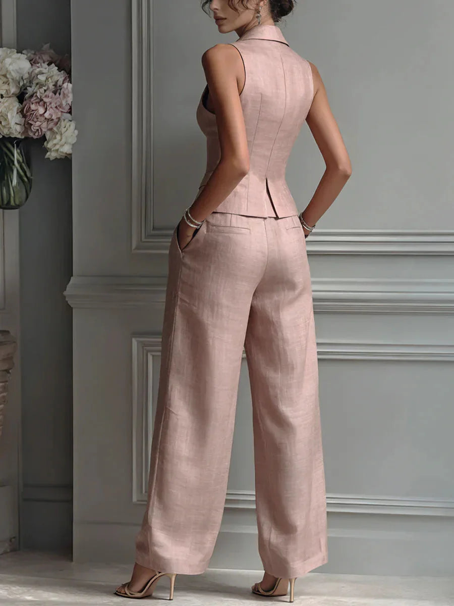 Conjunto de dos piezas rosa con chaleco y pantalón recto, vista trasera