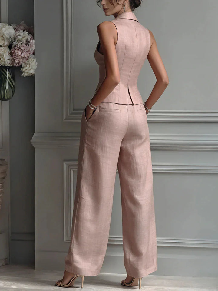 Conjunto de dos piezas rosa con chaleco y pantalón recto, vista trasera