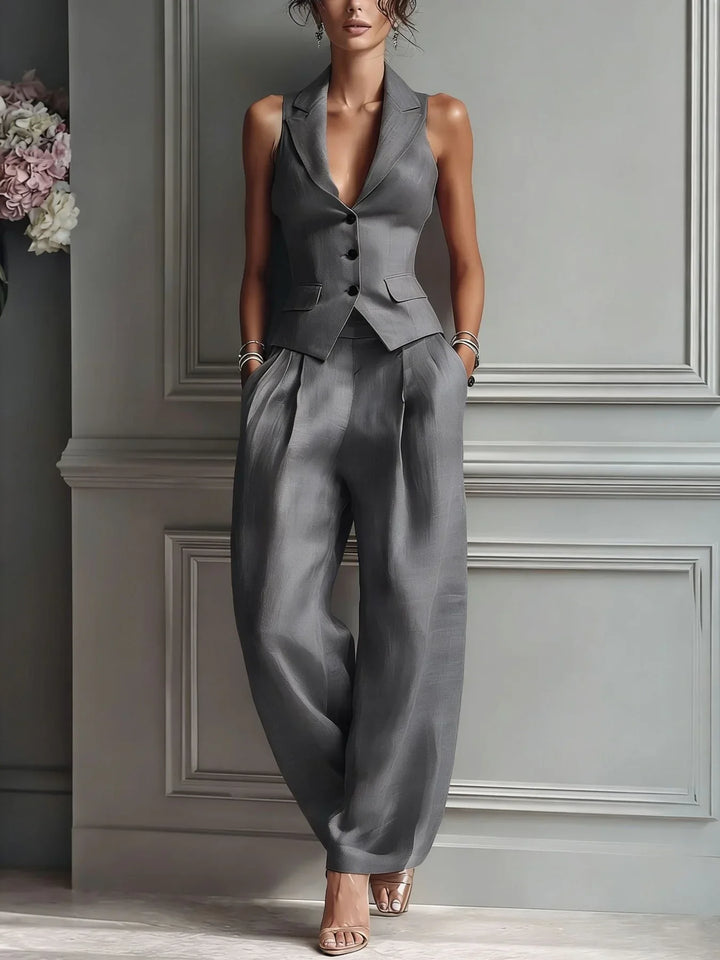 Conjunto de dos piezas gris con chaleco abotonado y pantalón de pierna recta