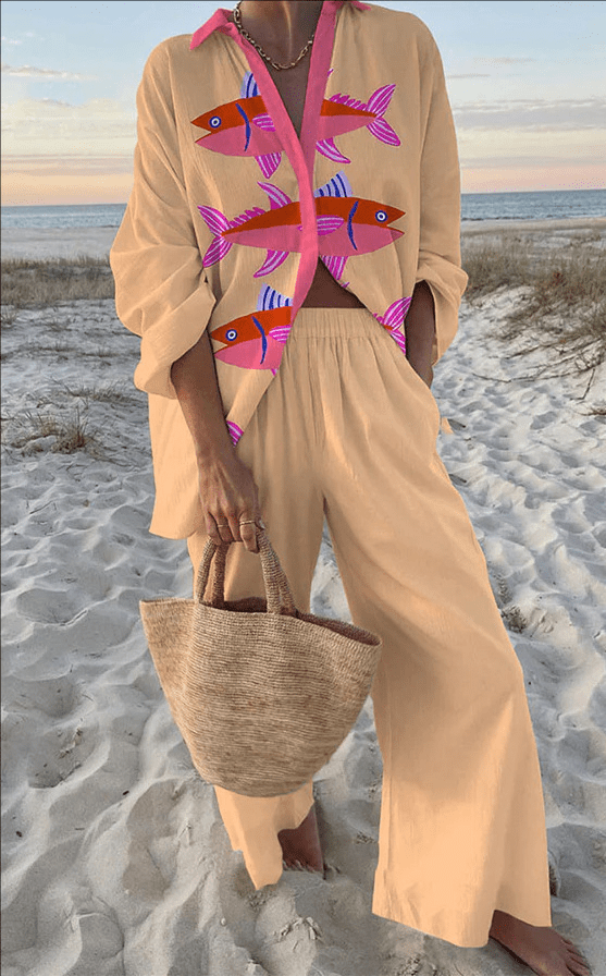 Conjunto de mono beige de manga larga con estampado de peces coloridos y cinturón ajustable