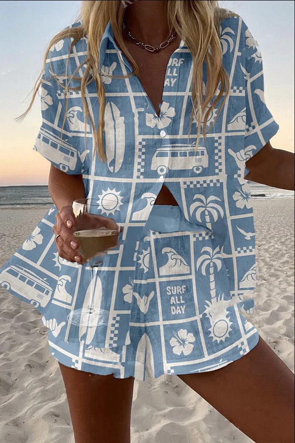Conjunto Nyomi™ de camisa y short de tela azul y blanca con estampado veraniego