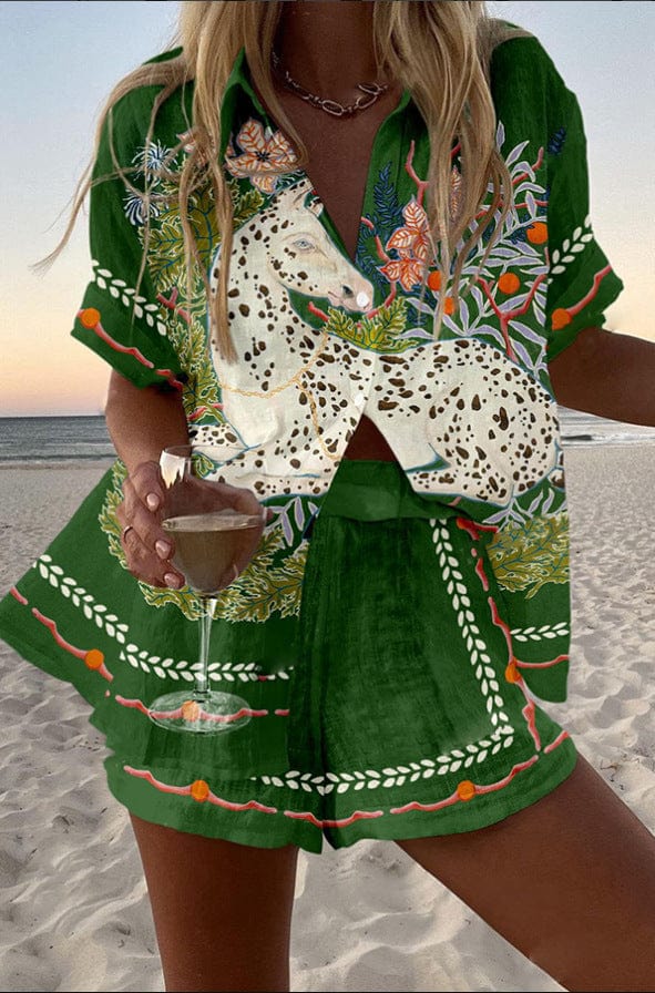 Conjunto Cielo™: blusa verde con escote en V y pantalón corto estampado floral