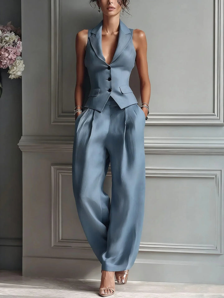 Conjunto de dos piezas azul claro con chaleco abotonado y pantalón fluido