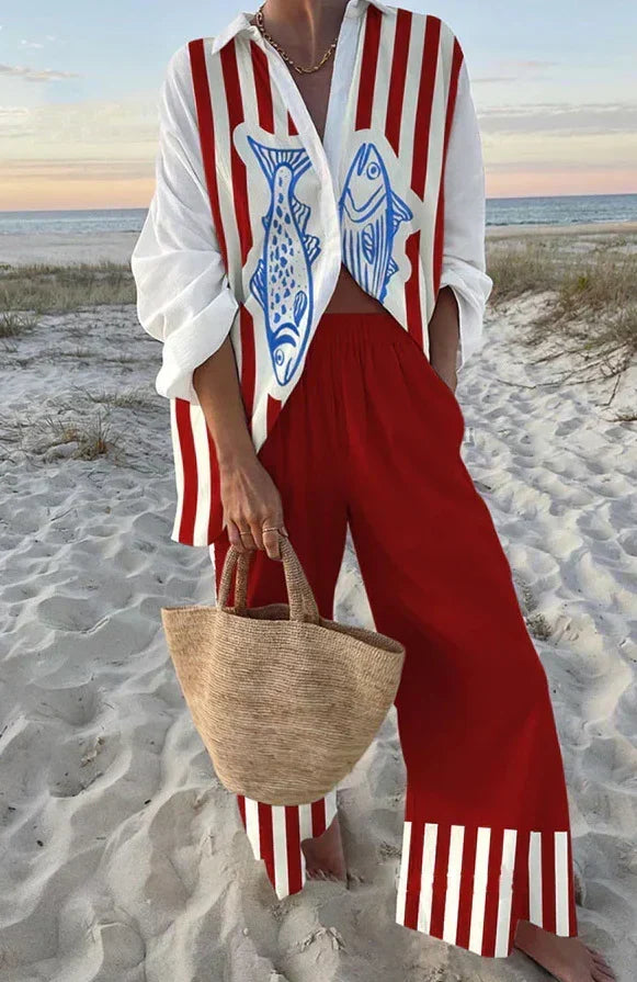 Conjunto de camisa blanca de rayas rojas con estampado de peces azules y pantalón rojo