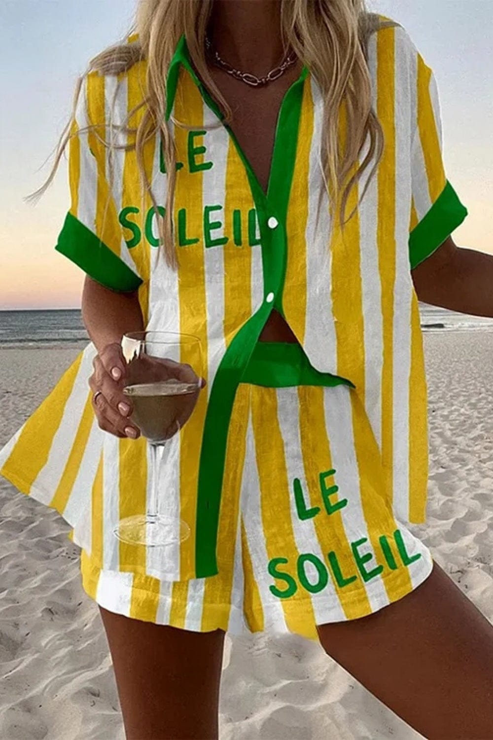 Conjunto veraniego de camisa y short a rayas verticales amarillas con detalles verdes y “SOLEIL”