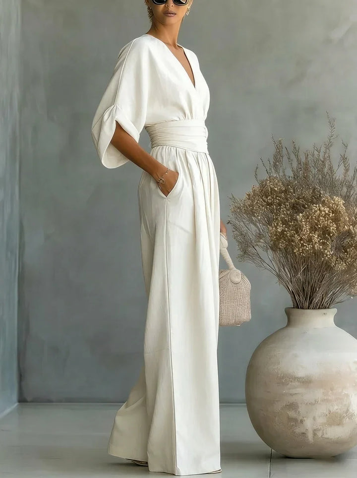 Mono blanco con escote en V cruzado, mangas anchas y pantalón ancho con cintura fruncida
