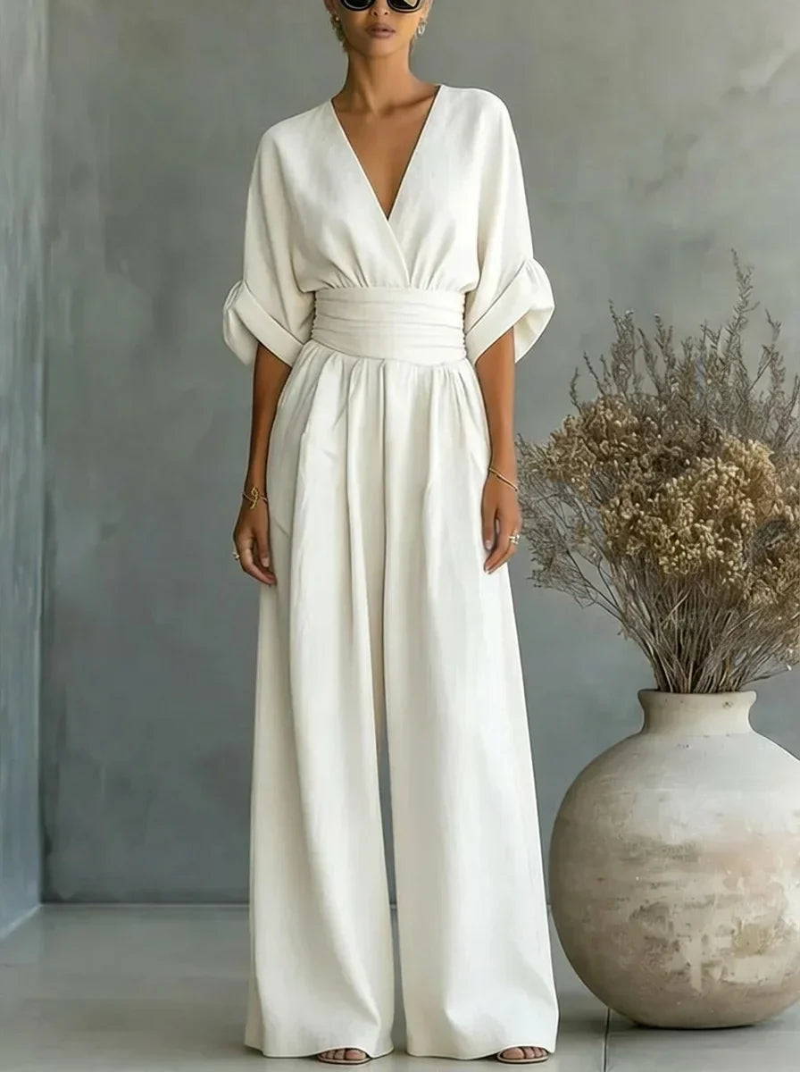 Mono blanco con escote en V, mangas amplias y cintura fruncida con pantalón ancho