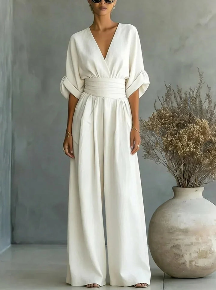 Mono blanco con escote en V, mangas amplias y cintura fruncida con pantalón ancho