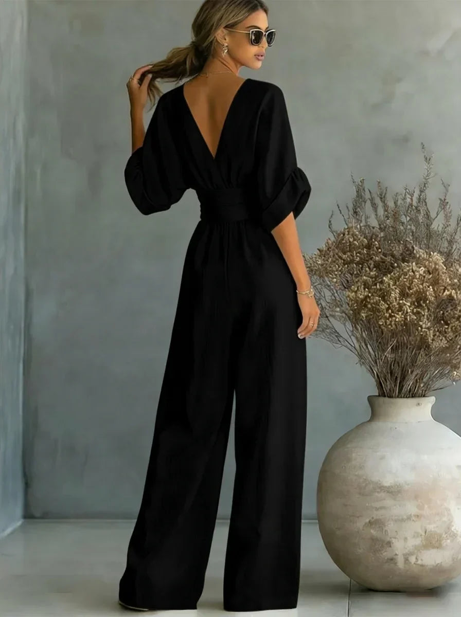 Mono negro con escote en V, mangas amplias y pantalón ancho con frunce en la cintura