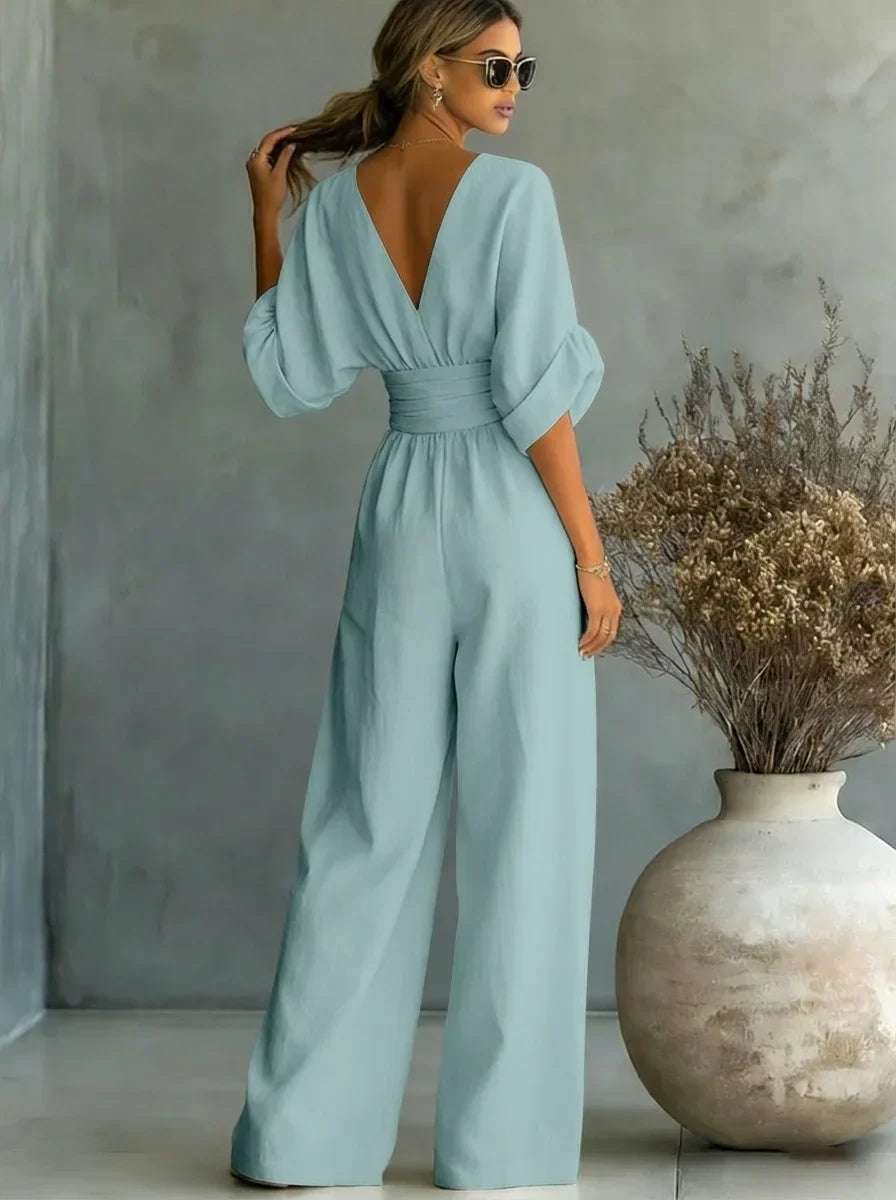 Mono azul claro con escote en V, mangas abullonadas y pantalón ancho con frunce en la cintura