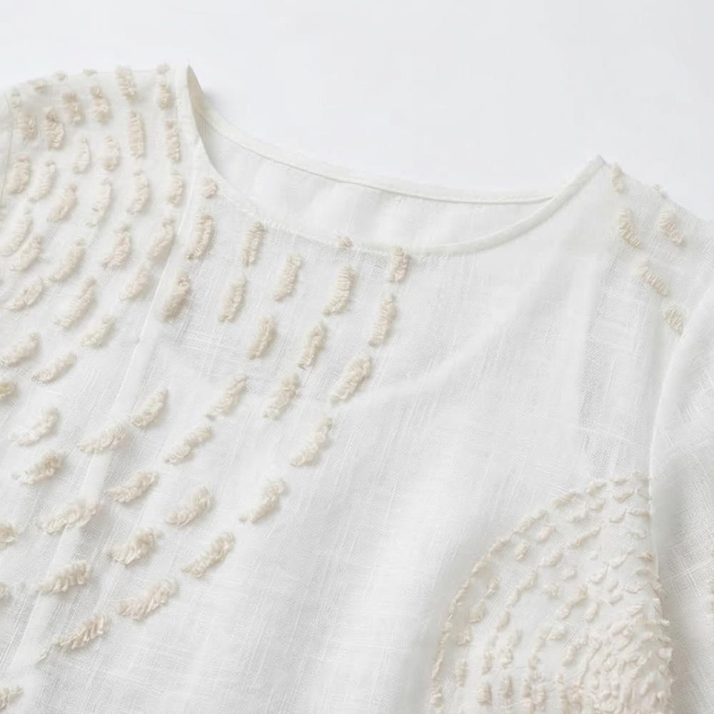 Vestido blanco de mujer con bordado en relieve en el escote y el pecho