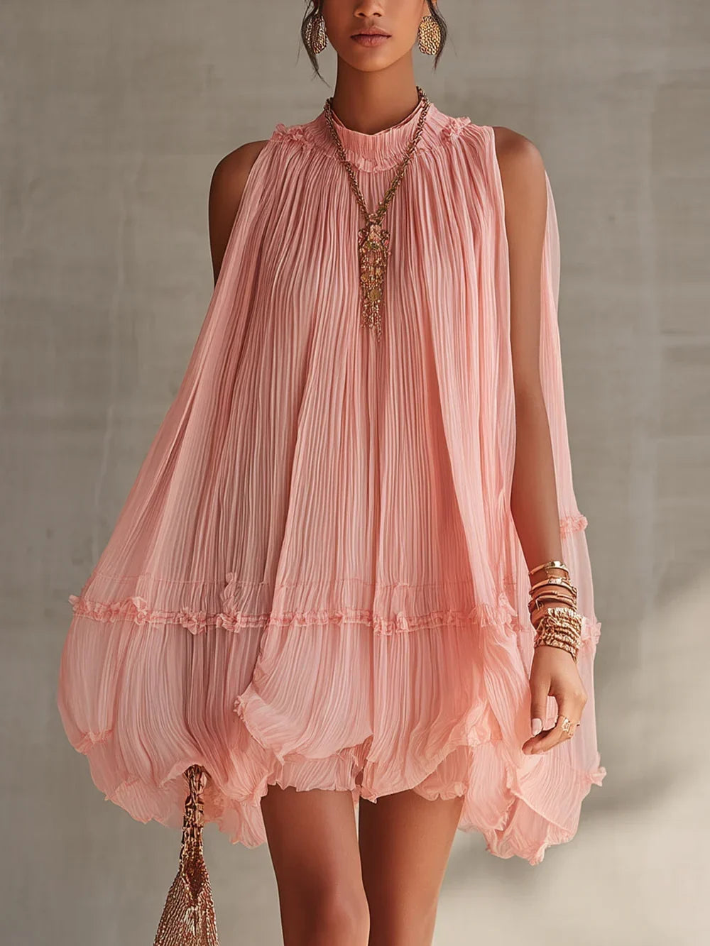 Vestido mini de gasa rosa a rayas con escote halter y vuelo fruncido