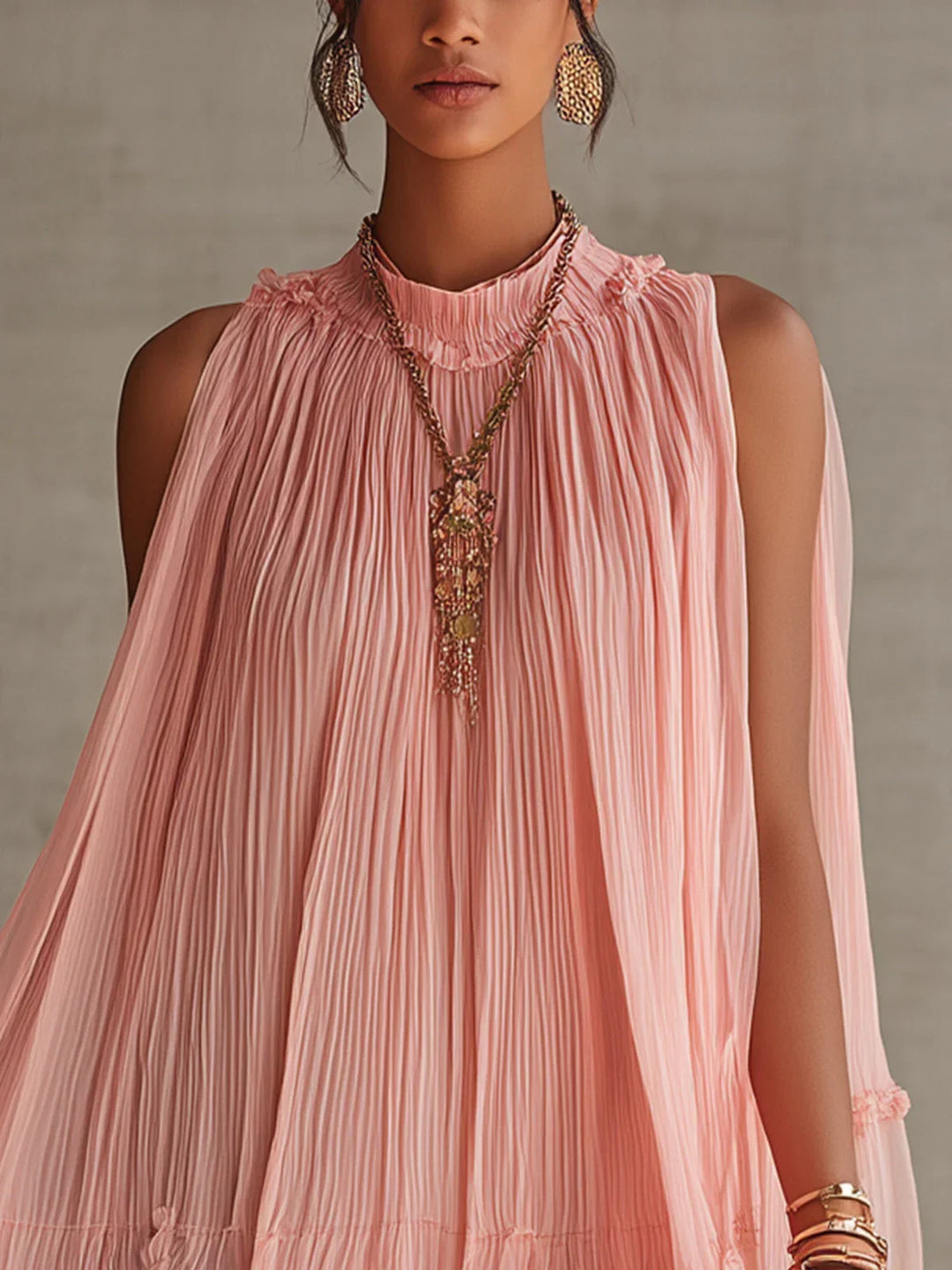 Vestido mini de gasa rosa a rayas con escote halter fruncido y capas vaporosas