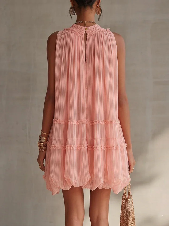 Vestido mini de gasa rosa a rayas con espalda descubierta y falda fruncida
