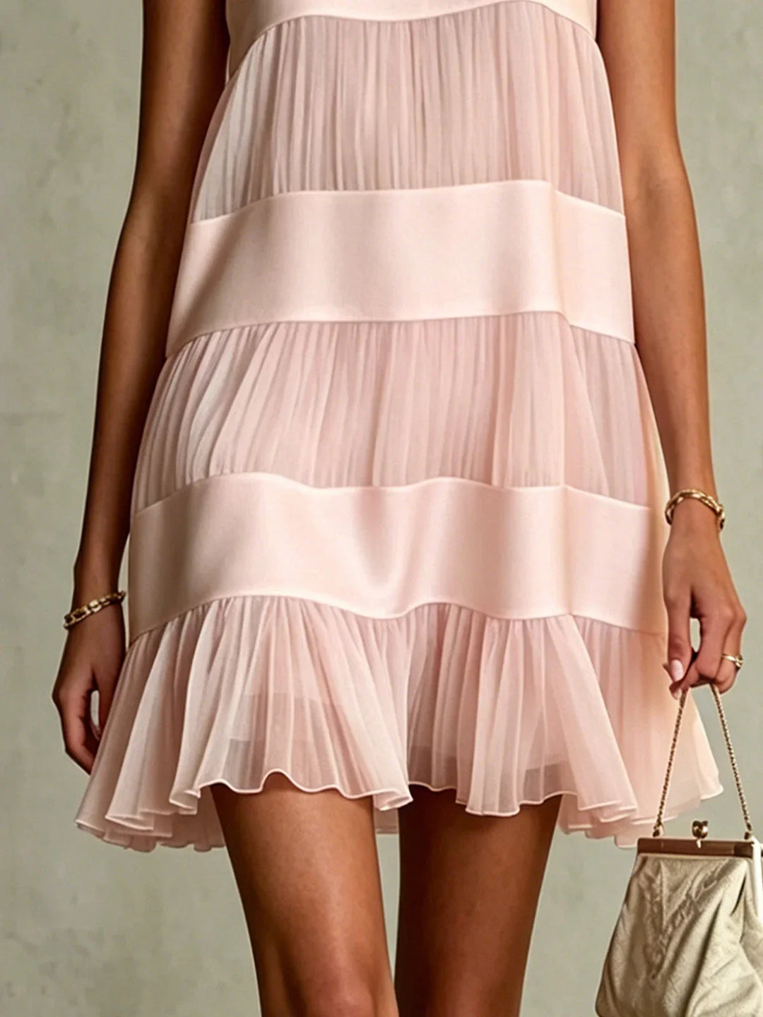 Vestido mini rosa claro de chiffon con capas onduladas y volante en el bajo