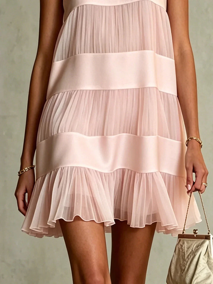 Vestido mini rosa claro de chiffon con capas onduladas y volante en el bajo