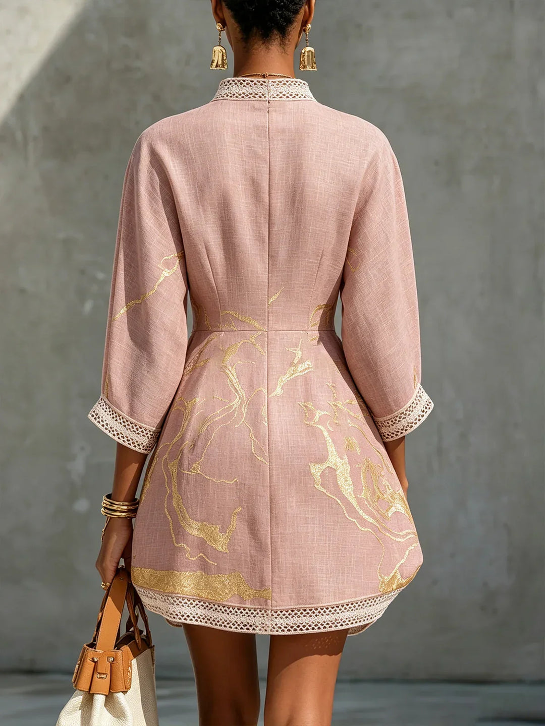 Vestido mini rosa empolvado con espalda completa y encaje blanco en el bajo, estampado dorado