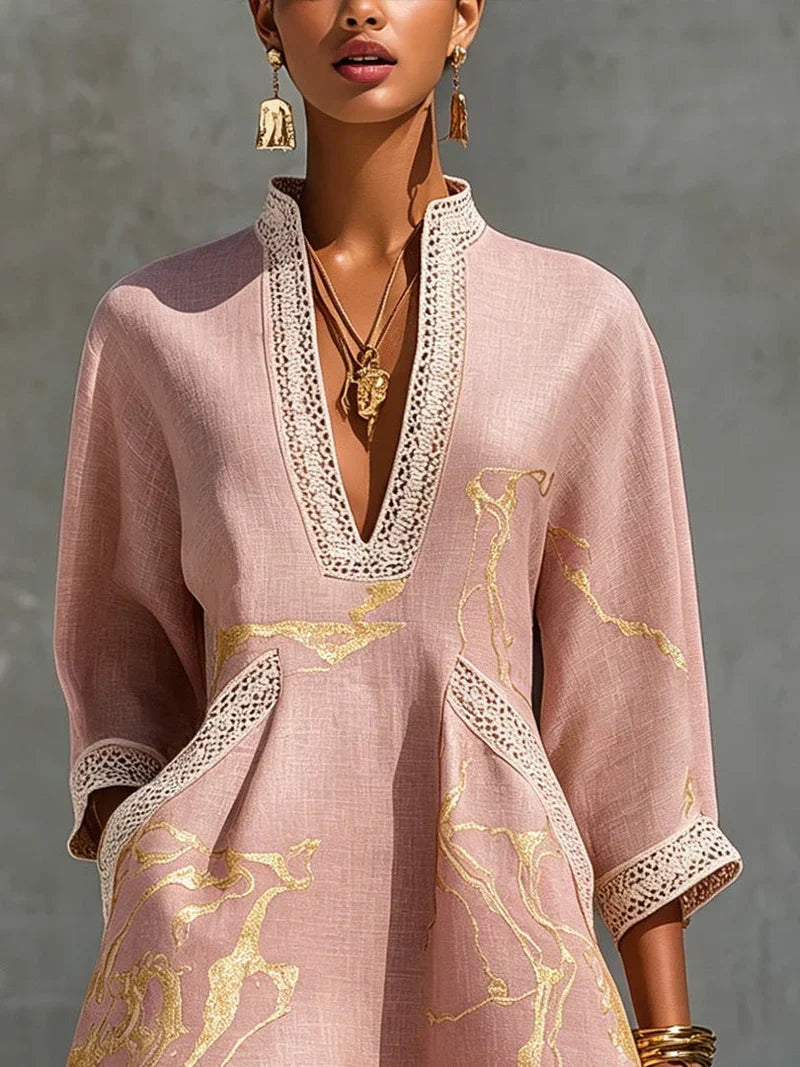 Vestido mini rosa empolvado con escote V y encaje blanco, detalles y bordados dorados