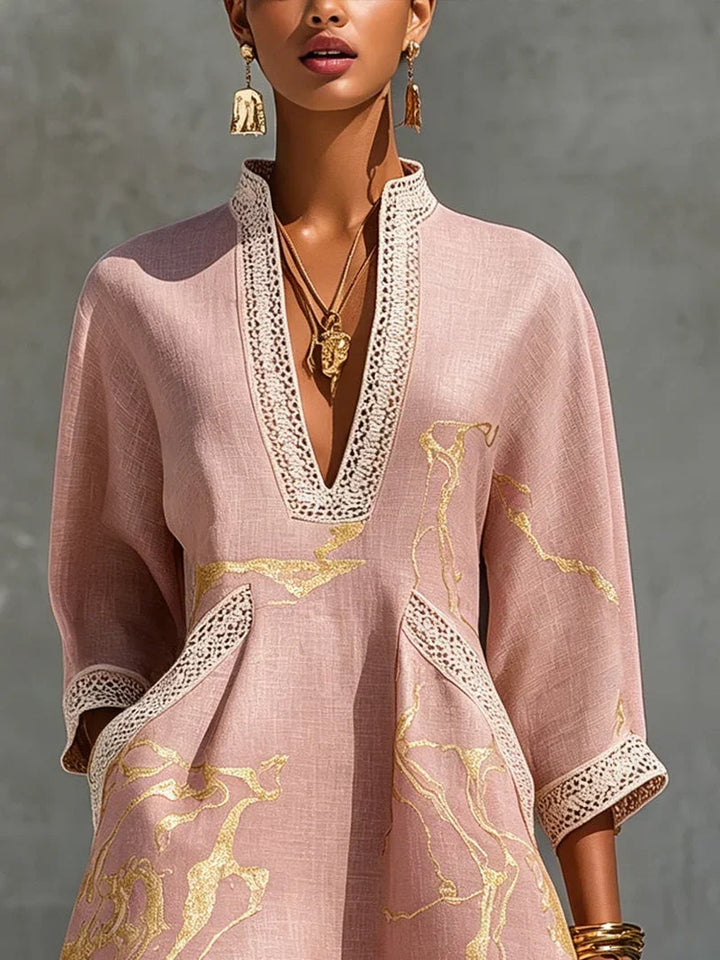 Vestido mini rosa empolvado con escote V y encaje blanco, detalles y bordados dorados