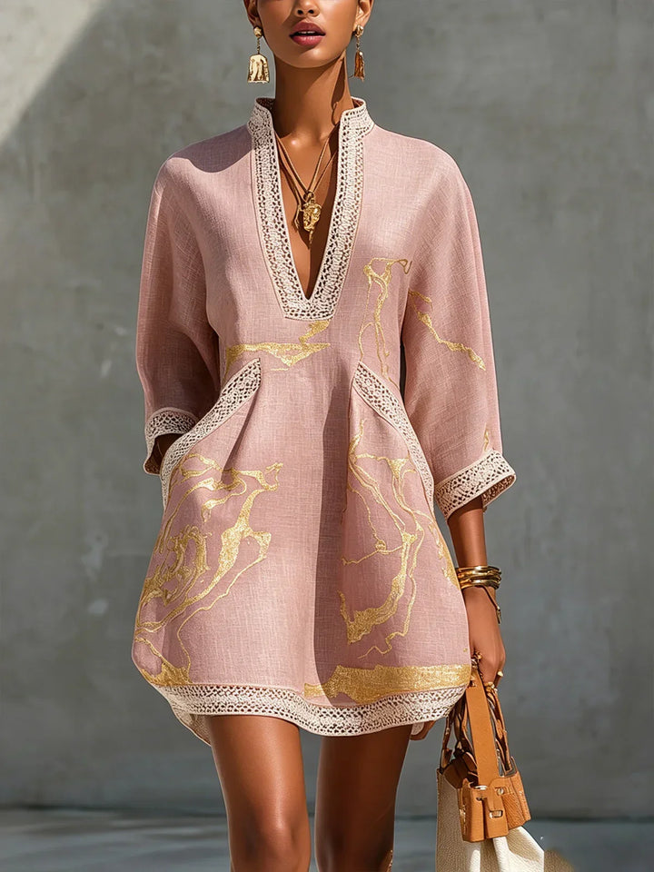 Vestido mini rosa empolvado con escote V y encaje blanco, mangas amplias y bordado dorado