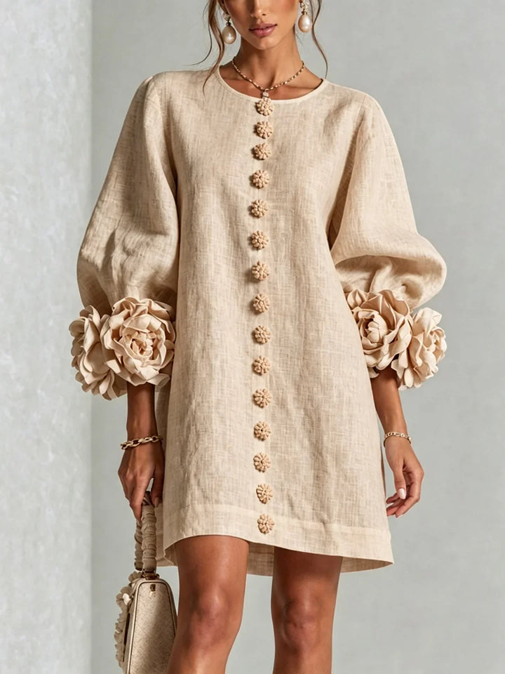 Vestido mini de lino beige, botones florales al centro y mangas abullonadas con flores