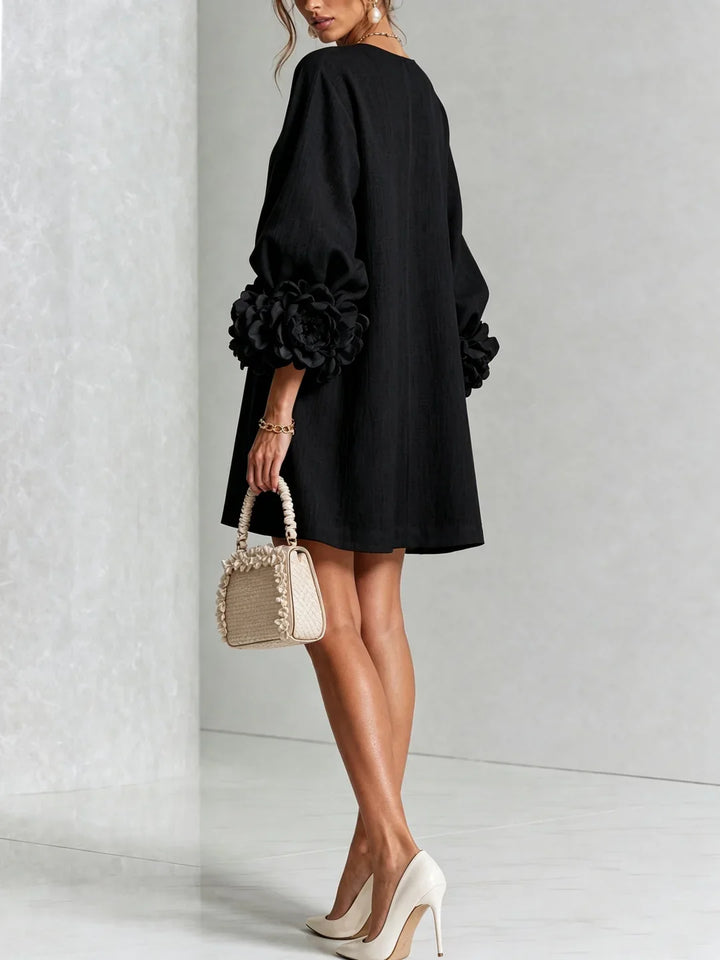 Vestido mini negro de lino con botones y mangas abullonadas con flores