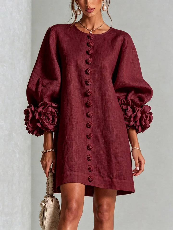Vestido mini de lino burdeos, botones florales al centro y mangas abullonadas con flores